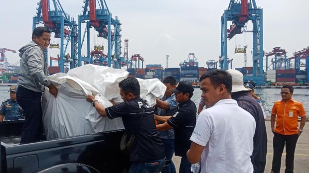 Benda berbentuk tabung diamankan karena mudah meledak.