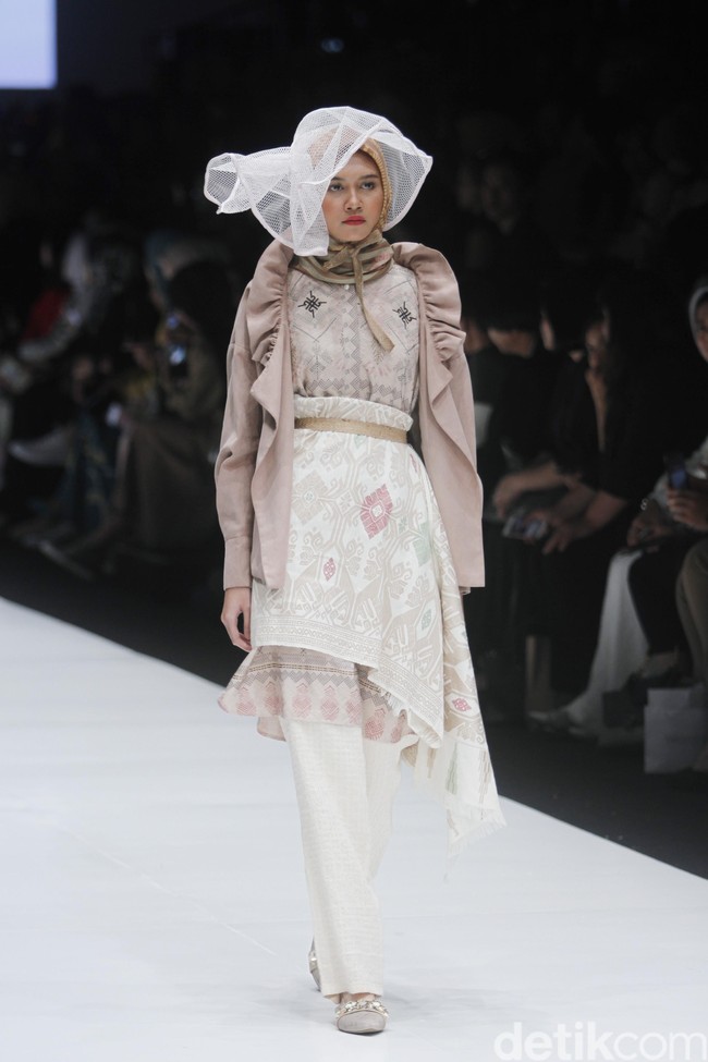 Tak hanya gaya bold dan hypebeast yang menjadi tren, warna-warna syahdu nan tenang masih akan terlihat di 2019. Hal ini bisa ditemukan pada koleksi Ria Miranda, Restu Anggraini, Sayee, dan KAMI. Foto: Mohammad Abduh/Wolipop
