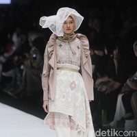 Tak hanya gaya bold dan hypebeast yang menjadi tren, warna-warna syahdu nan tenang masih akan terlihat di 2019. Hal ini bisa ditemukan pada koleksi Ria Miranda, Restu Anggraini, Sayee, dan KAMI. Foto: Mohammad Abduh/Wolipop