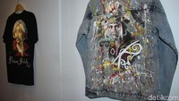 Lukisan di jaket jeans ikut mejeng. Ini merupakan salah satu karya para narapidana.