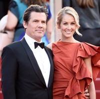Si jabang bayi yang diperkirakan lahir dua minggu lagi merupakan anak pertama dari pasangan ini. Josh Brolin telah memiliki dua anak dari pernikahan pertamanya dengan Alice Adair. Foto: Getty Images