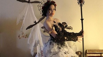 Cantik! perpaduan kostum hitam putih dengan tambahan mainan burung kelalawar. (Foto: Boredpanda)