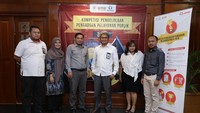 Jajaran Kemenristekdikti berfoto usai wawancara dengan tim juri. Pool/KemenPAN-RB.