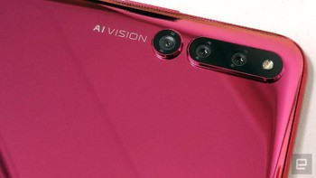 Vendor asal China ini melengkapi kamera belakang dengan pengenalan 1.500 scene. Selain itu ada fitur night mode, AIS , AR mode, 3D portrait mode dan slow motion 480 fps.Foto: Engadget