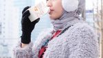 Cantiknya Dokter Nadia Alaydrus Saat Minum Es Kelapa di Pinggir Pantai