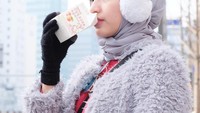 Nadia juga hobi traveling nih. Ketika ke Seoul Nadia mengaku senang banget menikmati banana yogurt. Slurrrp! Foto: instagram Nadia Alaydrus