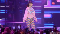 Charli XCX mengisi sebuah acara di kawasan Kebon Jeruk, Jakarta Barat pada Rabu (31/10). Pool/Noel/detikFoto.