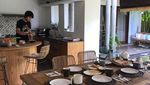 Jarang Diberitakan, Ibu Maia Estianty Sering Kulineran dan Icip Masakan Maia
