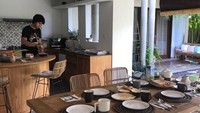 Wah, kali ini bukan Maia yang masak. Tapi si tampan, El. Cucuku El lagi masak bikin sarapan sendiri. Mudah2an mulai bulan depan sekolah di luar bisa lebih mandiri: masak, cuci piring, baju dll sendiri ya, tulis Kusthini.  Foto: Instagram kusthini_hs