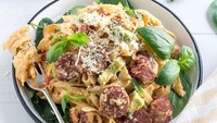 Yang satu ini namanya fettuccine carbonara. Meski terlihat sama seperti saus alfredo, saus carbonara tak terbuat dari krim. Melainkan telur ayam dan keju parmesan. Foto: Instagram yourultimatemenu 