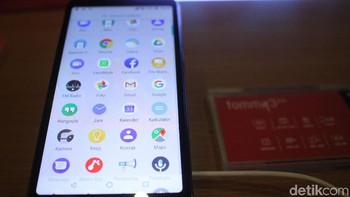 Handphone ini juga dibekali batrai 2900 mAh, ditambah fitur Smart Left PAge untuk akses cepat ke Aplikasi Favorit. (Foto: detikINET/Rifkianto Nugroho)