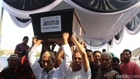 Warga Desa Suruh RT 1 RW 1 Kecamatan Sukodono, Sidoarjo, tampak larut dalam kesedihan dan duka yang mendalam. Mereka menangis manakala orangtua korban, Bambang Supriyadi (48) istri Surtiyem (45) turun dari ambulan.