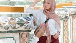 Cantiknya Dokter Nadia Alaydrus Saat Minum Es Kelapa di Pinggir Pantai