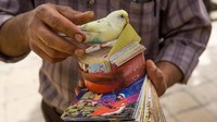 Sajaknya digunakan sebagai ramalan dan dinamai tradisi Fal-e Hafez. Traveler dapat mencoba peruntungan nasib ini di tempat umum mana saja di Iran. Pria dengan burung terlatih akan memilih kartu puisinya untuk turis (Eric Lafforgue/Alamy/BBC Travel)