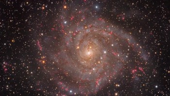 Karya finalis kategori Galaxies - Tom ODonoghue and Ollie Penrice. Tec140 telescope, Mesu 200 mount, Atik 460ex camera, 1000 mm f/7 lens, 24-hours in 600-second subs. Foto: Royal Museums Greenwich