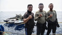 Tim SAR gabungan bersama tim penyelam TNI AL berhasil menemukan black box atau kotak hitam pesawat Lion Air JT 610. Bagian yang berhasil ditemukan itu adalah flight data recorder (FDR), Karawang, Kamis (1/11/2018).