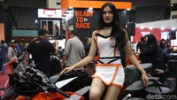 Mereka duduk manis di atas jok motor atau sekadar berdiri di samping sepeda motor.
