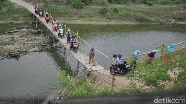 Jembatan sasak ramai dilewati warga. 