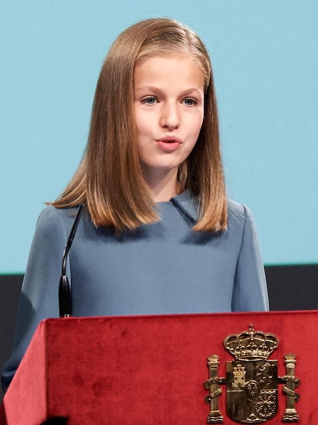 Putri Leonor mencuri perhatian setelah melakukan pidato pertamanya di acara ulang tahun konstitusi Spanyol ke-40, Kamis (1/11/2018) Momen ini pun bertepatan dengan ulang tahunnya ke-13 pada Rabu, (31/10/2018).  Foto: Getty Images