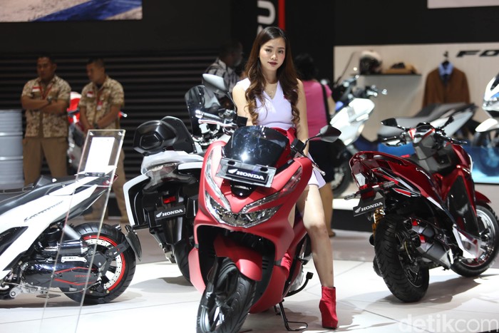 Salah satu yang menarik perhatian di Indonesia Motorcycle Show (IMOS) 2018 yakni deretan gadis-gadis pemanis yang sanggup bikin hati adem. Setuju?