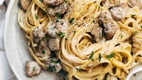 Fettuccine alfredo dengan limpahan jamur ini terlihat menggiurkan. Saus alfredonya terlihat creamy karena terbuat dari krim dan keju. Nyam! Foto: Instagram pinchofyum 