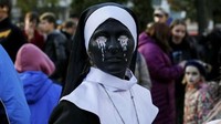 Kiev di Ukraina juga tak mau kalah. Punya parade Zombie Walk, pesertanya kelihatan berdandan sangat seram. Hiii.. (REUTERS/Gleb Garanich)