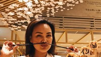 Ho ho ho... cantik2 kok berkumis, tulis Laura yang hendak makan tangga sushi di hadapannya. Foto: Instagram lauralazarus