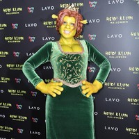 Menjadi Fiona di film Shrek, Heidi bukan hanya pakai topeng, tapi benar-benar menambal wajah hingga tubuhnya dengan kulit prostetik hingga terlihat menyatu. Foto: Getty Images