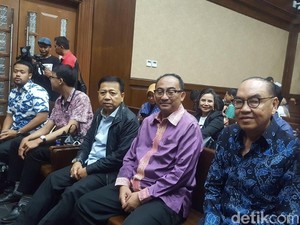 Sebelum Sidang, Novanto Bisik-bisik dan Tertawa Bareng Penyuap Eni