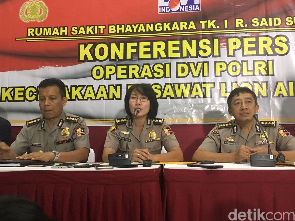 Kepala Bidang DVI Pusdokkes Polri Kombes Lisda Cancer (tengah)- (Arief-detik)