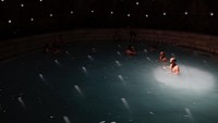Turis-turis tak hanya belajar soal penyu. Daylan punya beberapa atraksi seperti pemandian air panas alami atau naik perahu dari sungai menuju pantai. (Umit Bektas/Reuters)