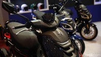 Perbedaan antara versi standar dengan limited edition terletak pada aksesori seperti grip dan stiker.