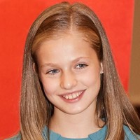 Gadis bermata biru itu tumbuh menjadi remaja yang cantik dan juga cerdas. Dalam momen tersebut, Putri Leonor menggunakan dress biru dengan rambut yang diurai.  Foto: Getty Images