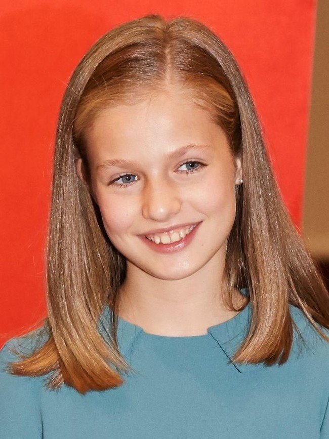 Gadis bermata biru itu tumbuh menjadi remaja yang cantik dan juga cerdas. Dalam momen tersebut, Putri Leonor menggunakan dress biru dengan rambut yang diurai.  Foto: Getty Images