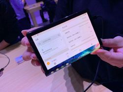 Menggenggam Ponsel Layar Lipat Pertama Sejagat