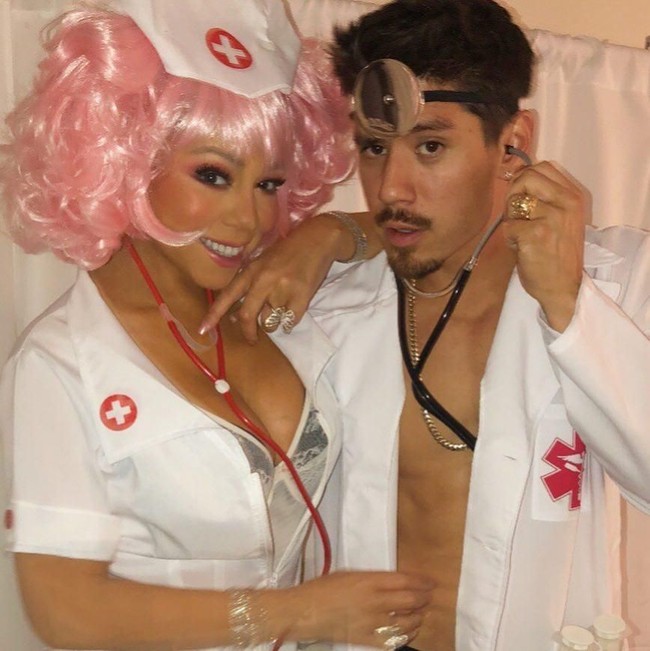 Mariah Carey bermain dokter-dokteran bersama dengan penari yang sekaligus pacarnya, Bryan Tanaka. (Foto: Instagram)