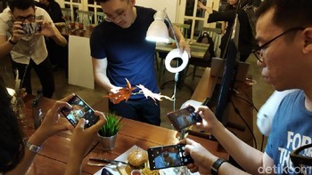 Salah satu yang digunakannya adalah daun. Foto: Muhamad Imron Rosyadi/detikINET