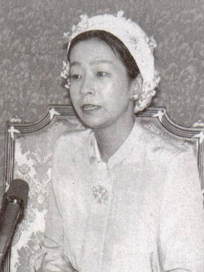 Putri Ayako bukan orang pertama di masa kekaisaran Jepang yang menikah dengan pria biasa dan rela meninggalkan status kebangsawanannya. Sebelumnya sudah ada bibinya, Putri Masako yang kini bernama Masako Sen yang melakukan hal serupa. Putri Masako, anak dari Pangeran Takahito, menikah dengan Sen Sōshitsu XVI (seorang master teh) pada 1983. Pernikahan tersebut membuatnya harus melepaskan diri sebagai anggota keluarga kekaisaran Jepang. (Foto: AFP/Getty Images)