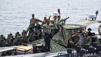Tim penyelam TNI AL berpose bersama usai berhasil menemukan FDR black box pesawat Lion Air JT 610. Proses pencarian badan pesawat dan CVR black box pun masih terus dilakukan hingga saat ini.
