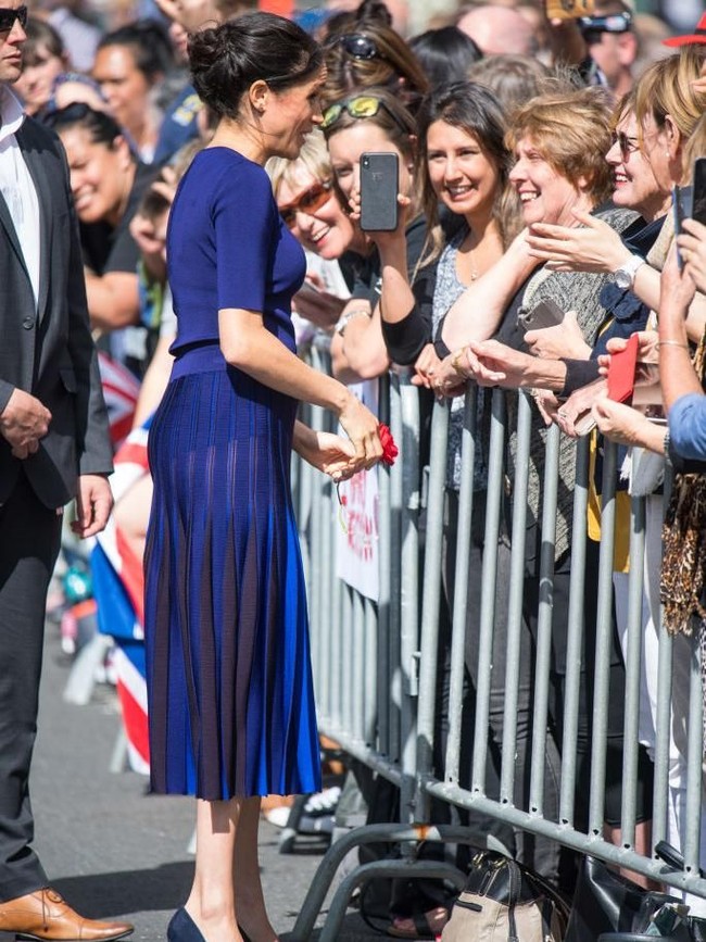 Rok Givenchy menjadi pilihannya. Namun, rok model pleats yang berbahan menerawang itu mengekspos pakaian dalam Meghan. (Foto: Dominic Lipinski-Pool/Getty Images)