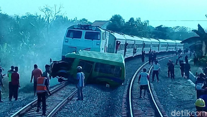 Diduga Mogok, MPU Dihantam KA Maharani hingga Ringsek