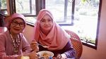 Jarang Diberitakan, Ibu Maia Estianty Sering Kulineran dan Icip Masakan Maia