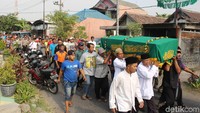 Tampak pula adik korban, Nadzir Ahmad Firdaus (17) berkali-kali menyeka air matanya saat membawa jenazah kakaknya di keranda.