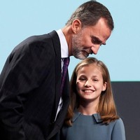 Dalam acara tersebut, Putri Leonor membacakan dari dokumen Carta Magna. Putri Leonor tampak percaya diri membacakan dokumen sejarah yang berisi tiga poin penting tentang hukum dan hak asasi manusia.  Foto: Getty Images