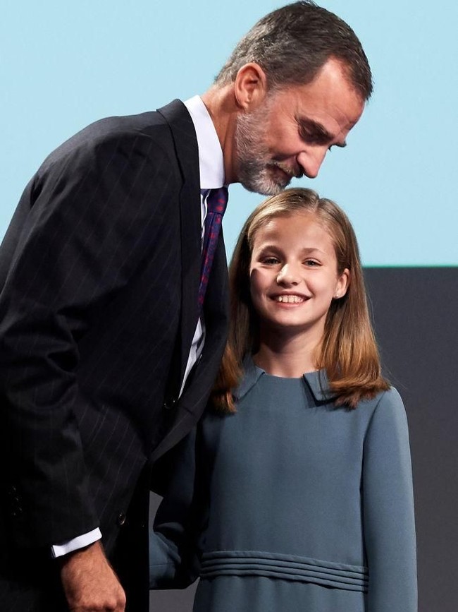 Dalam acara tersebut, Putri Leonor membacakan dari dokumen Carta Magna. Putri Leonor tampak percaya diri membacakan dokumen sejarah yang berisi tiga poin penting tentang hukum dan hak asasi manusia.  Foto: Getty Images