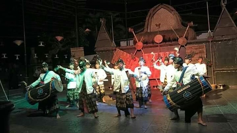 Pementasan Seni Tradisi Hampir Punah di Mataram (Harianto/detikTravel) Pementasan Seni Tradisi Hampir Punah di Mataram (Harianto/detikTravel)