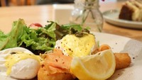 Ngiler nggak sama makanan pilihan Laura? Kali ini ia memilih salmon plus egg benedict. Nyamm nyamm! Foto: Instagram lauralazarus