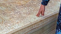 Makam Hafez. Puisinya sering dinyanyikan dan diatur ke musik Persia klasik. Makamnya di Shiraz selalu dikunjungi peziarah, pengagum dan turis dari seluruh dunia. (Dario Bajurin/Alamy/BBC Travel)