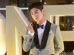 Rapihkan Poni dan Seka Jas Cha Eunwoo, Okky Lukman Ditegur K-Popers