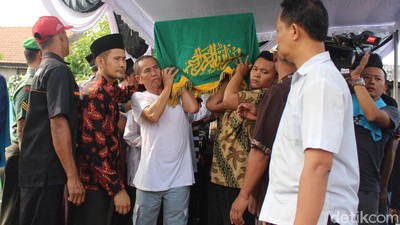 Suasana Haru Warnai Pemakaman Korban Lion Air JT-610